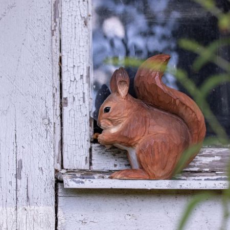 Rotes Eichhörnchen handgeschnitzt