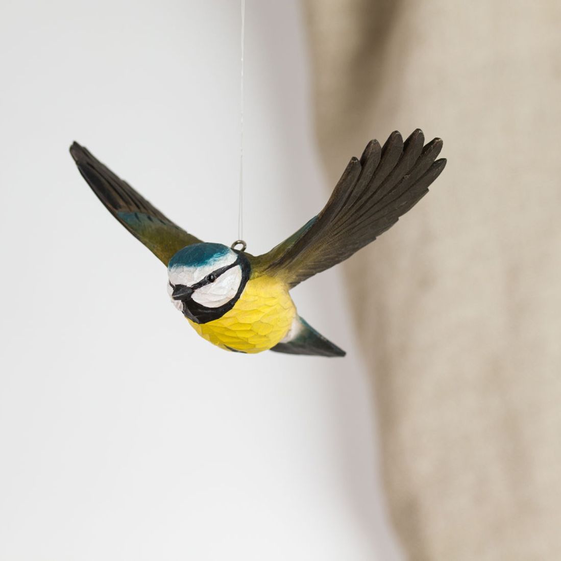 Blaumeise fliegend handgeschnitzt