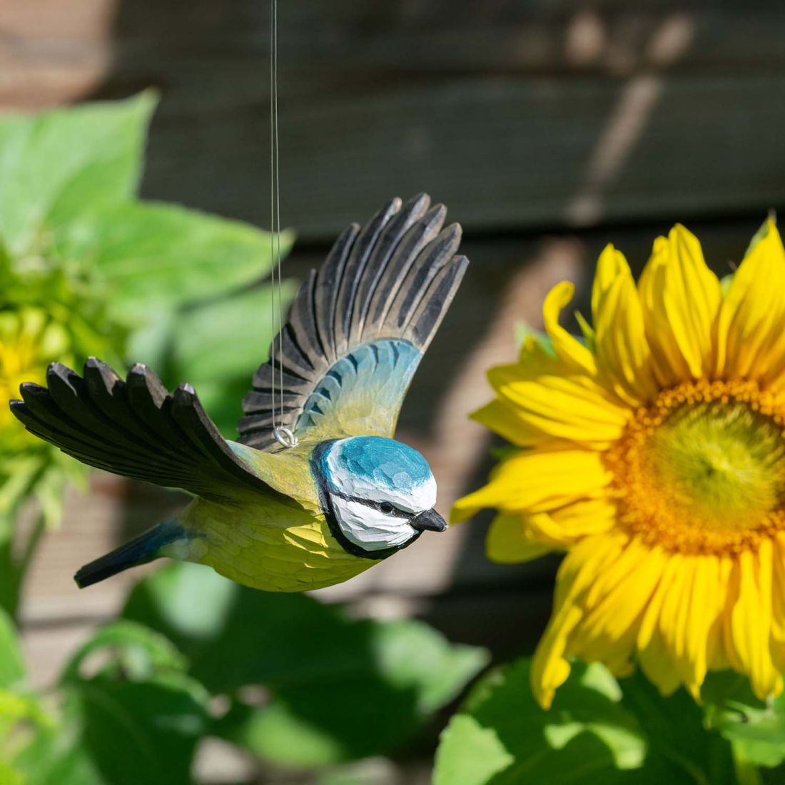 Blaumeise fliegend handgeschnitzt