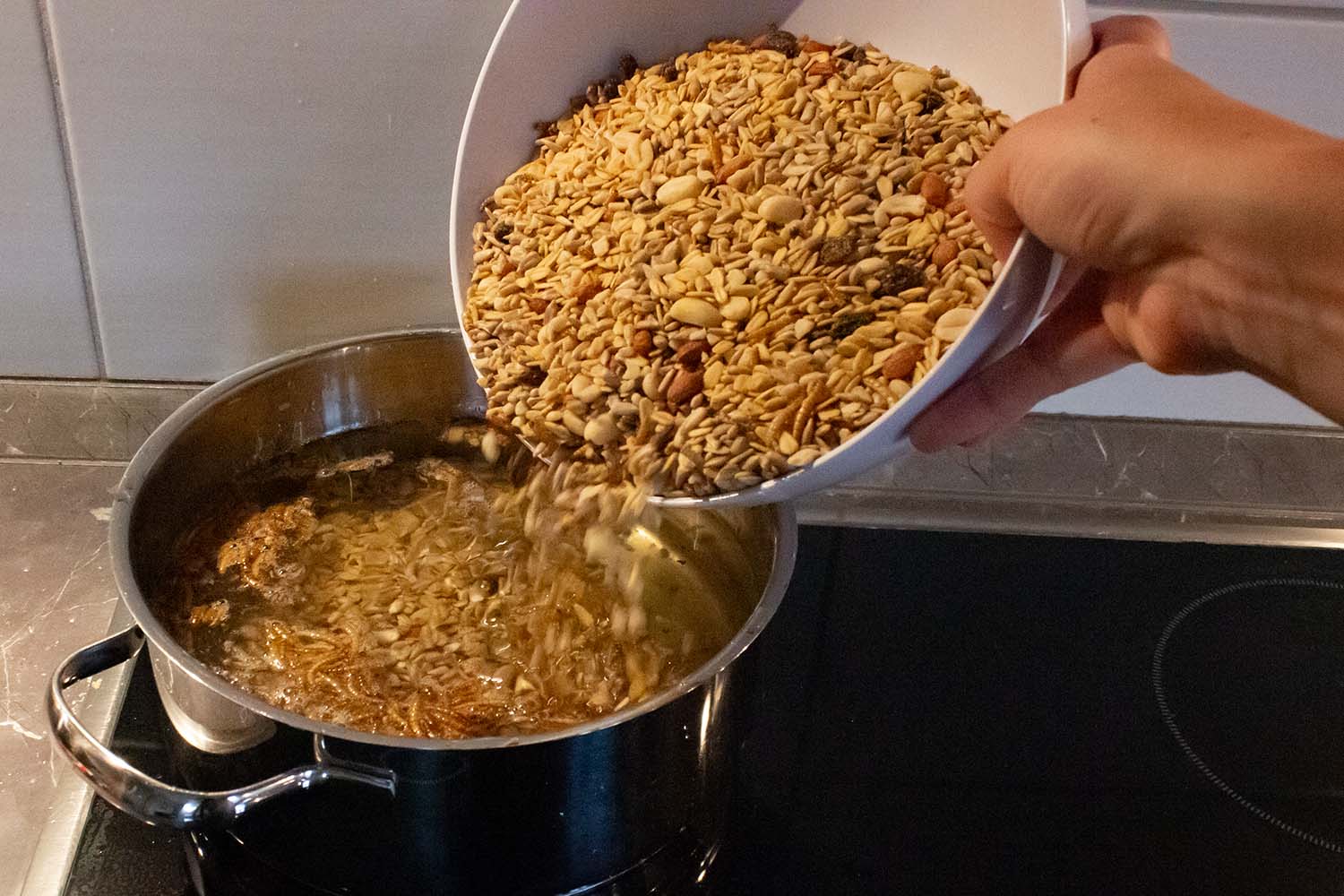 Rindertalg schmelzen und Futter hinzufügen