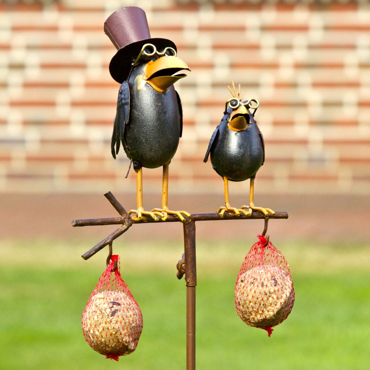 Rabe Jakob mit Sohn auf Stab - Gartenstecker für Meisenknödel