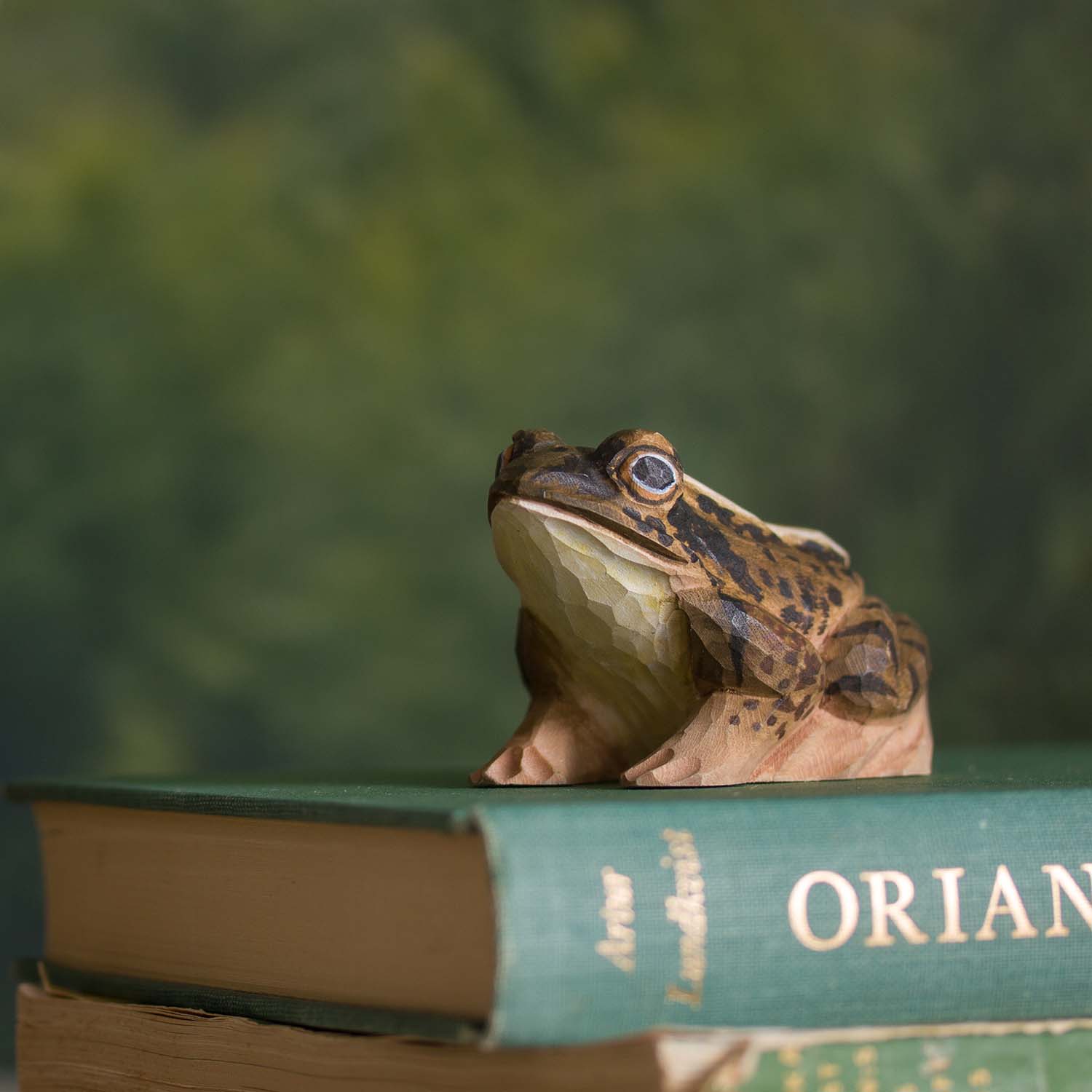 Moorfrosch handgeschnitzt