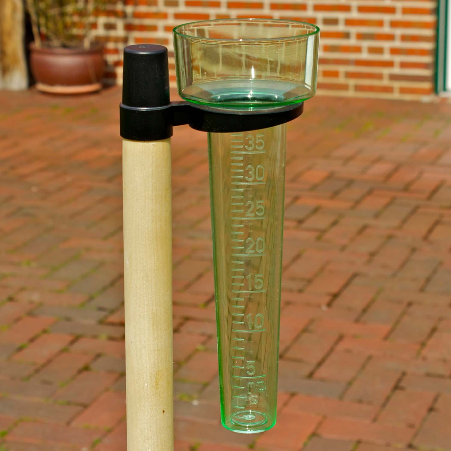 Regenmesser-Gefäß mit Halterung aus Kunststoff