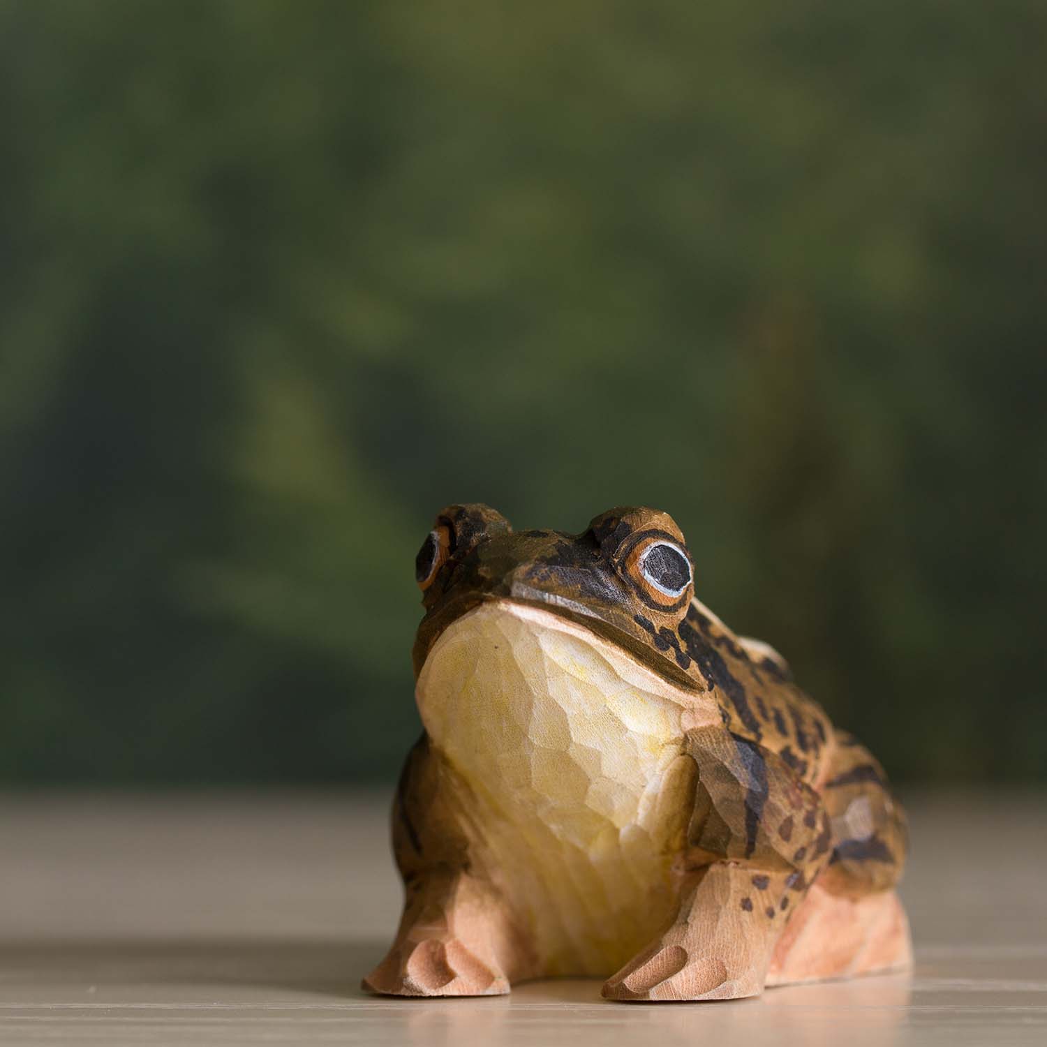 Moorfrosch handgeschnitzt
