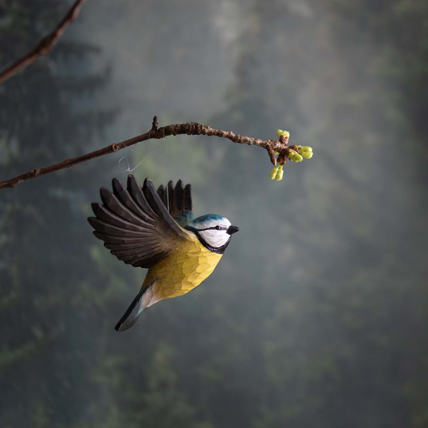 Blaumeise fliegend handgeschnitzt