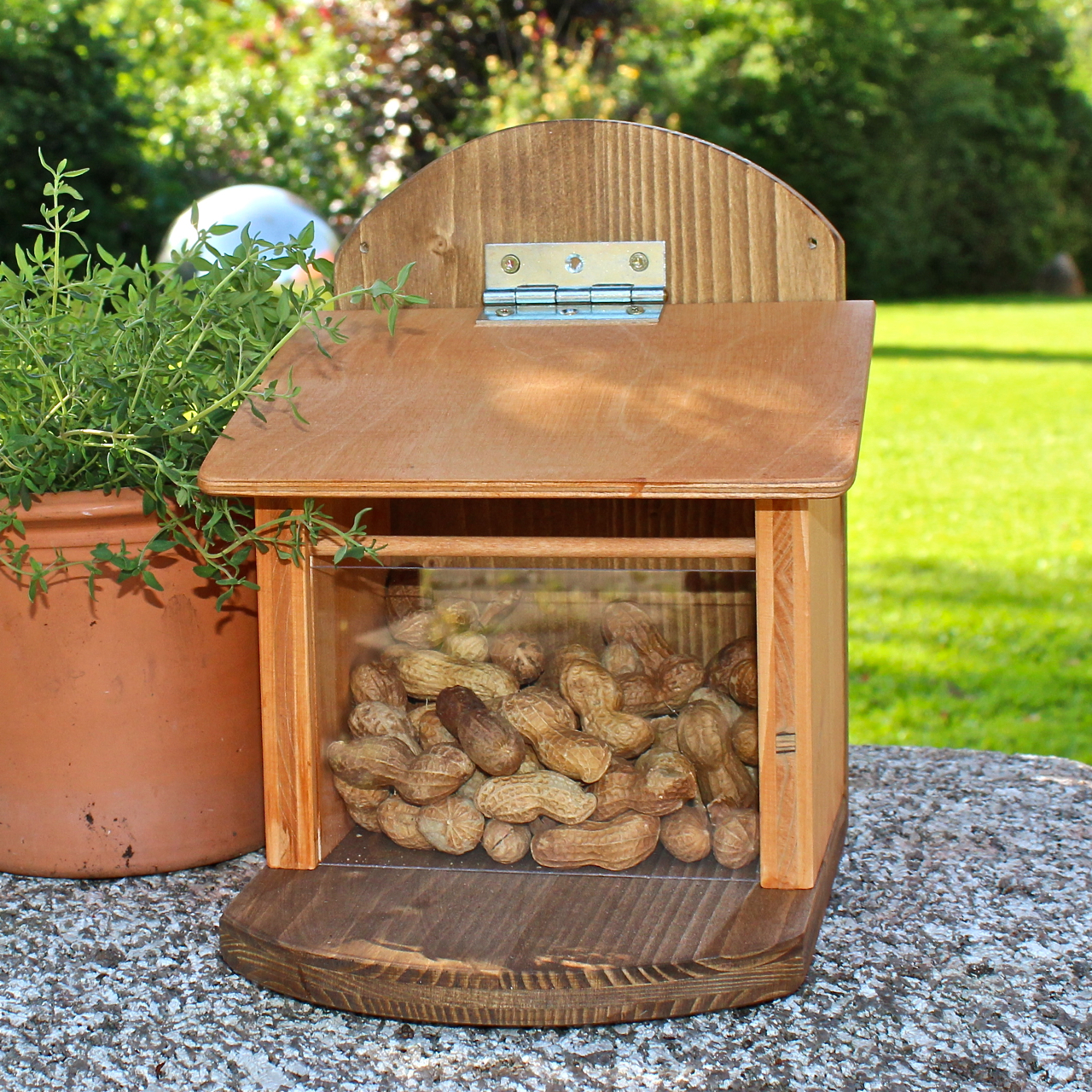 Eichhörnchen Futterhaus natur