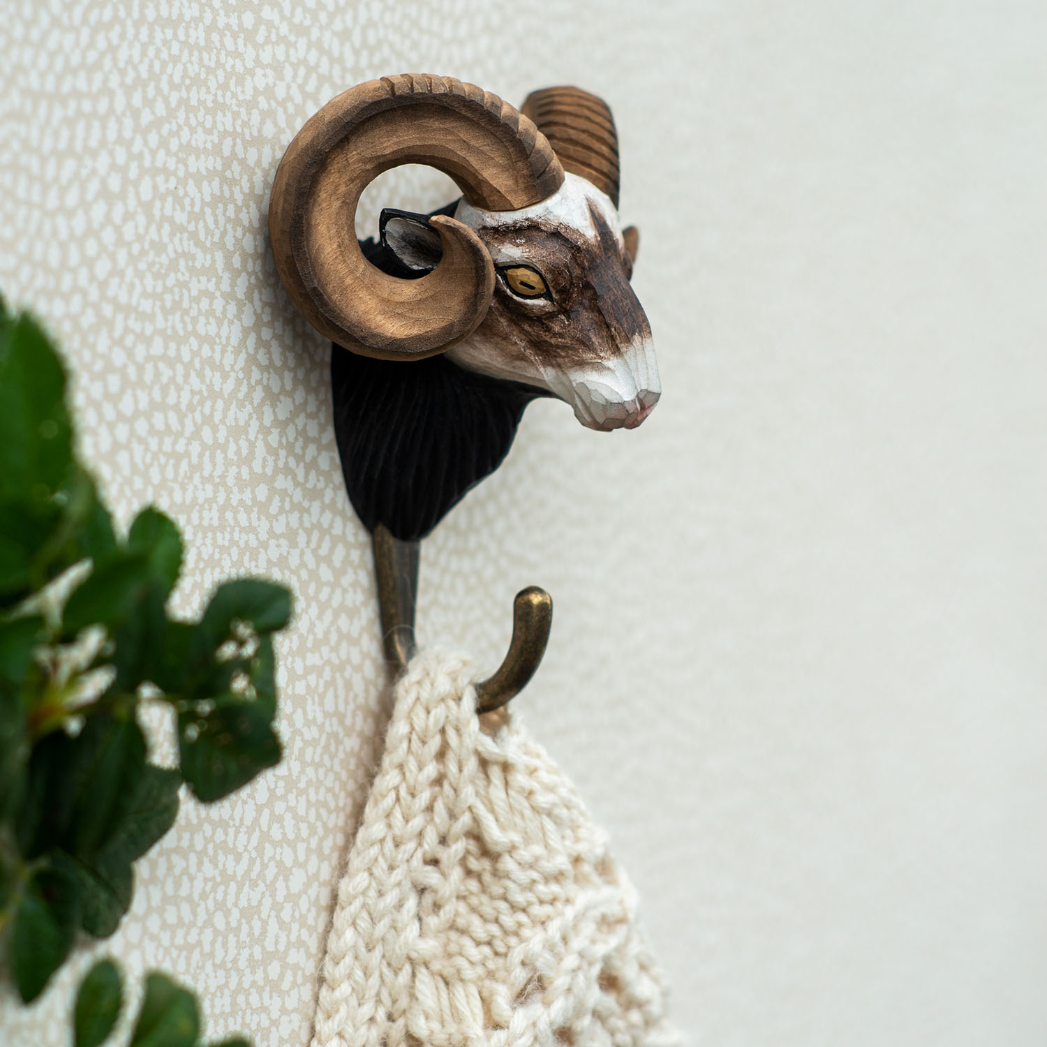 Wildlife Garden Haken Widder handgeschnitzt