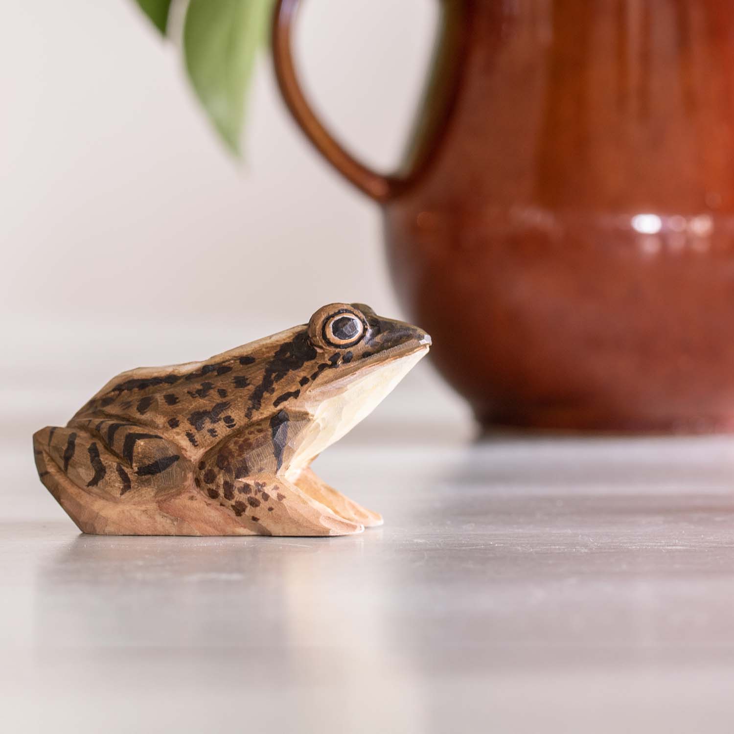 Moorfrosch handgeschnitzt