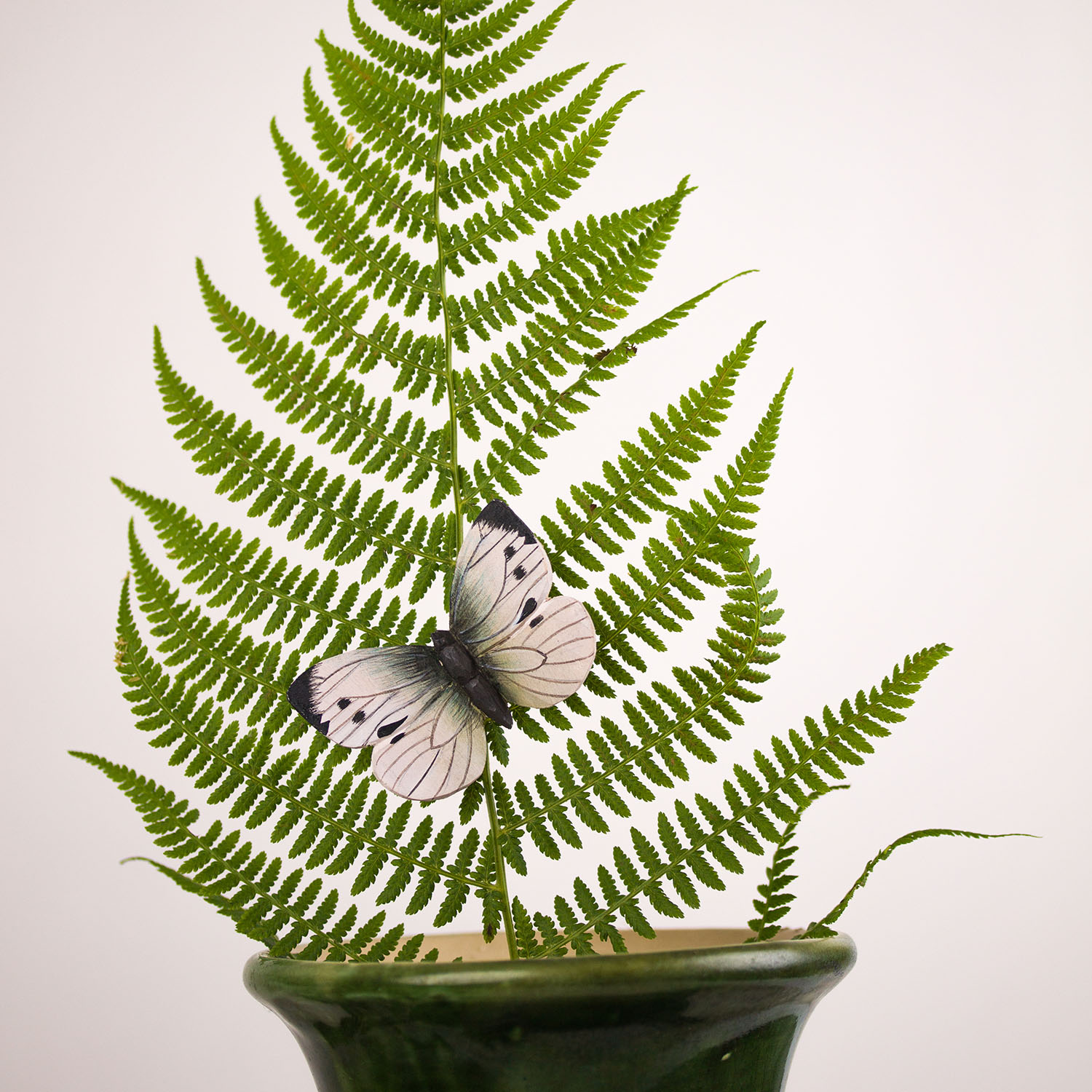 Großer Kohlweißling handgeschnitzter Schmetterling mit Magnet