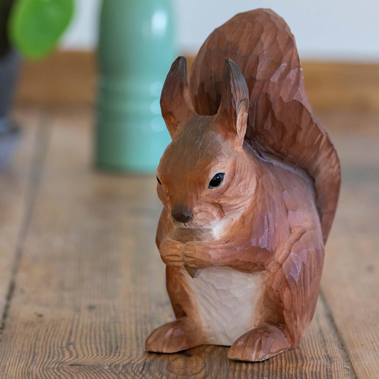 Rotes Eichhörnchen handgeschnitzt