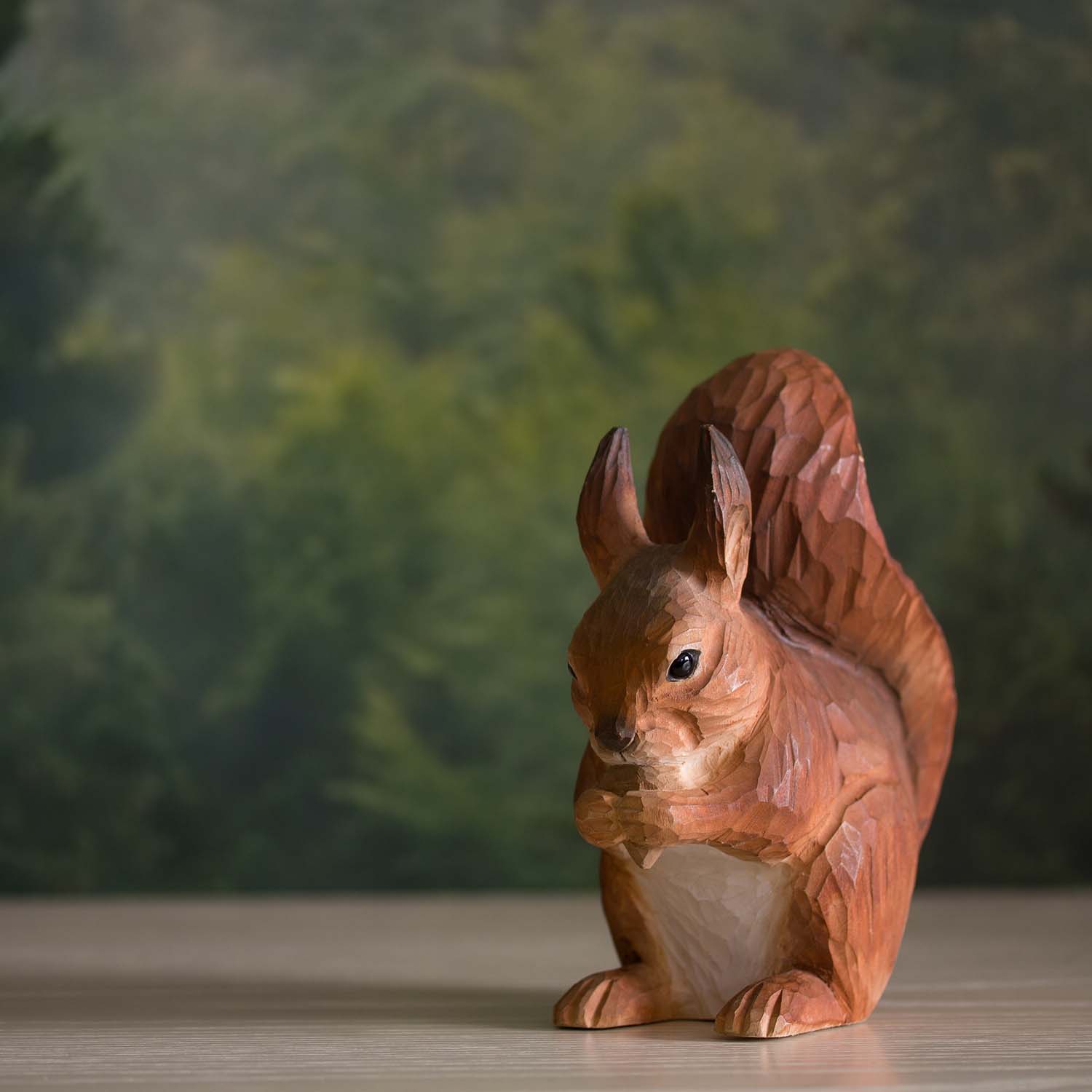 Rotes Eichhörnchen handgeschnitzt